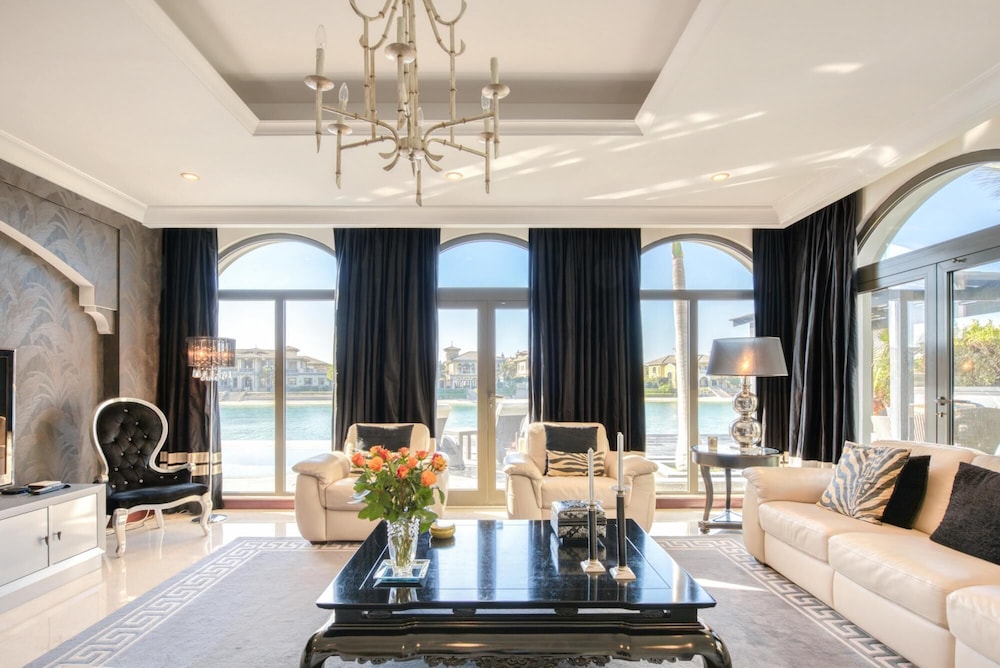 Glamourous Beachfront Villa on The Palm w Pool