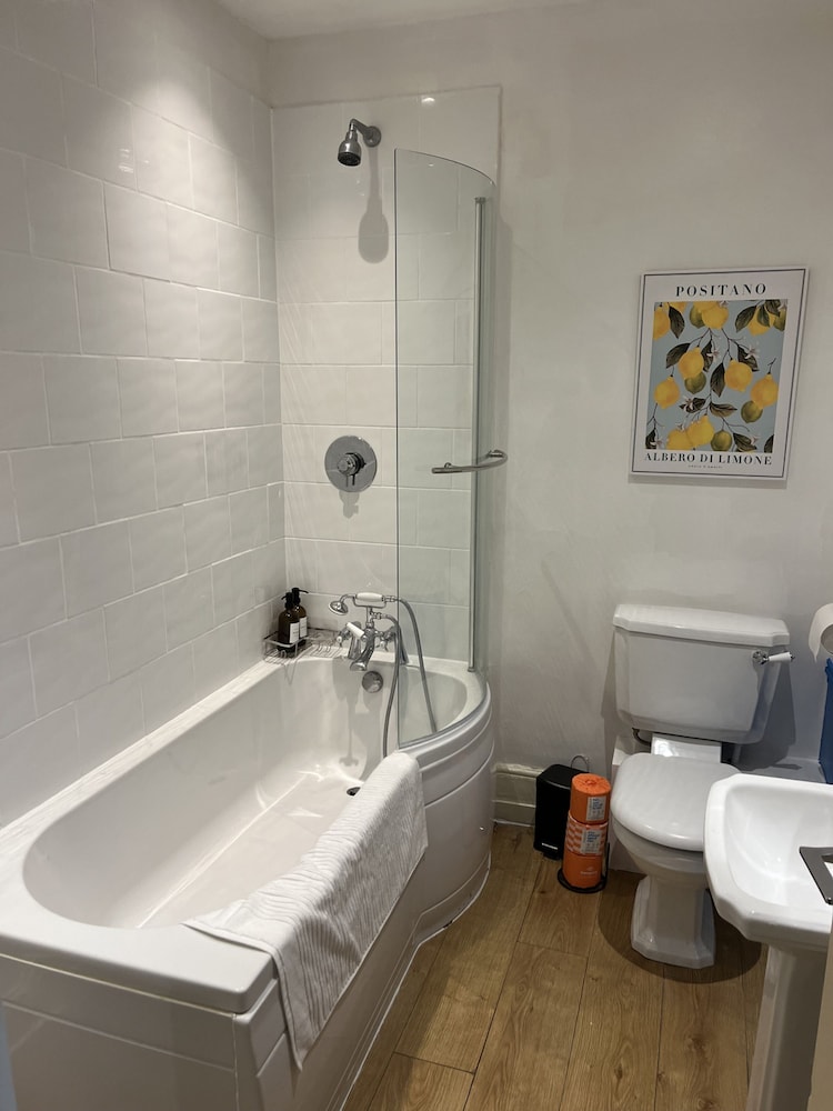Newly Refurbished - Awesome 3 Bedroom Notting Hill Very Central With a Balcony