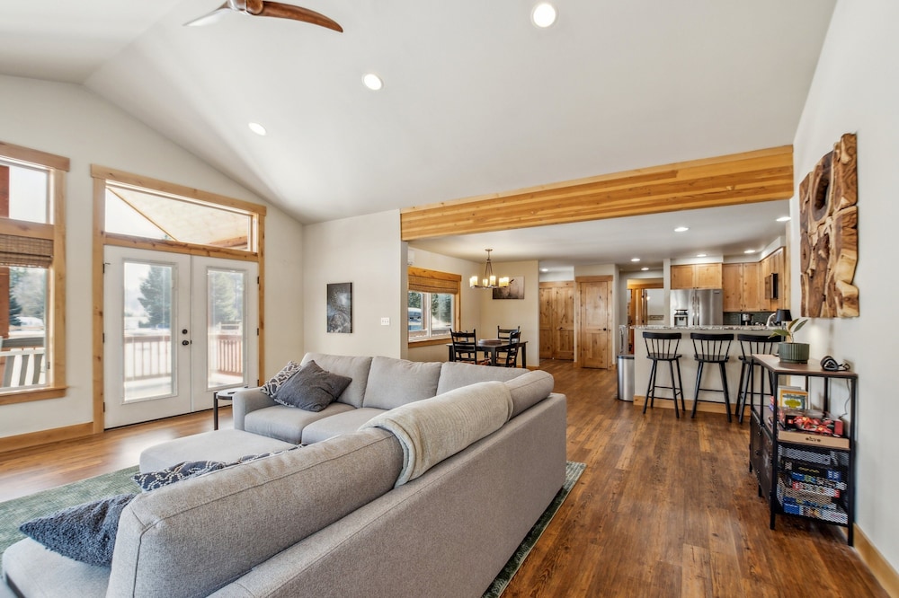 Mountain Retreat With Hot Tub, Game Room And Yard 3 Bedroom Home