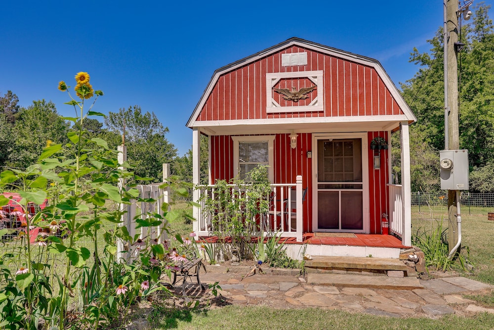 Paris Vacation Rental ~ 22 Mi to Mount Magazine! view 2