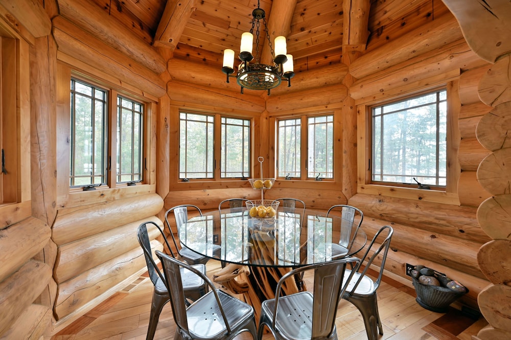 Osprey Lake Cabin 4 Bedroom Home by RedAwning