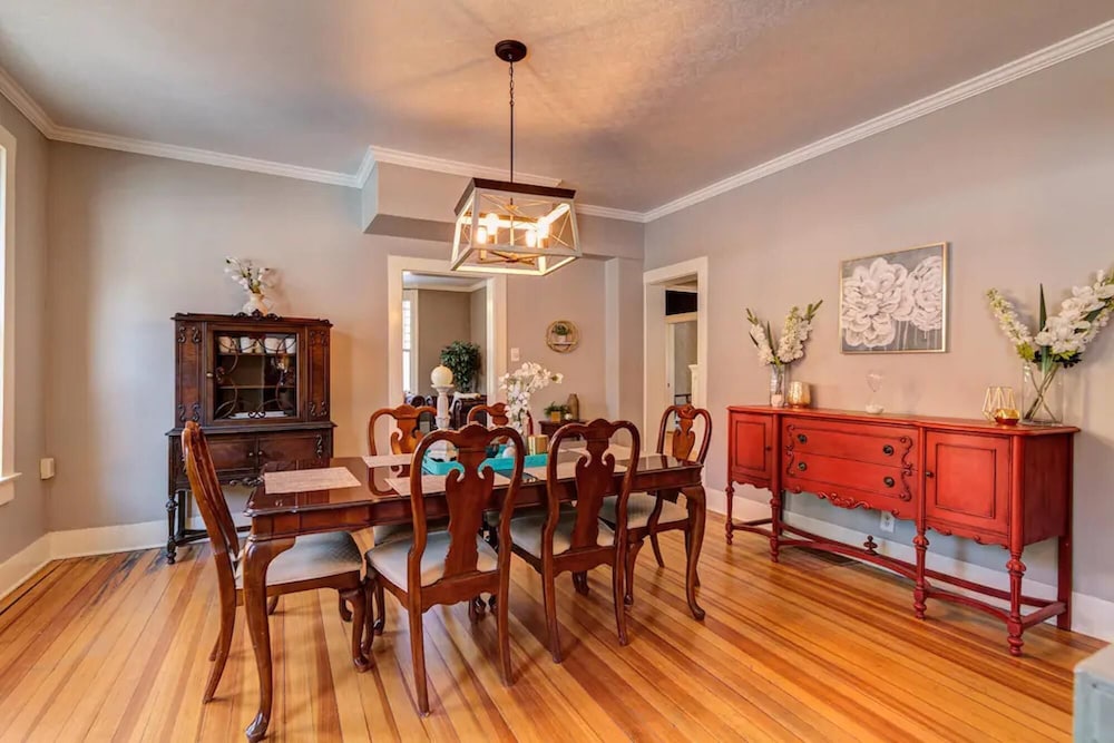 Historic Mansion in the Heart of Manitou Springs Sleeps 22 Events Welcome view 4