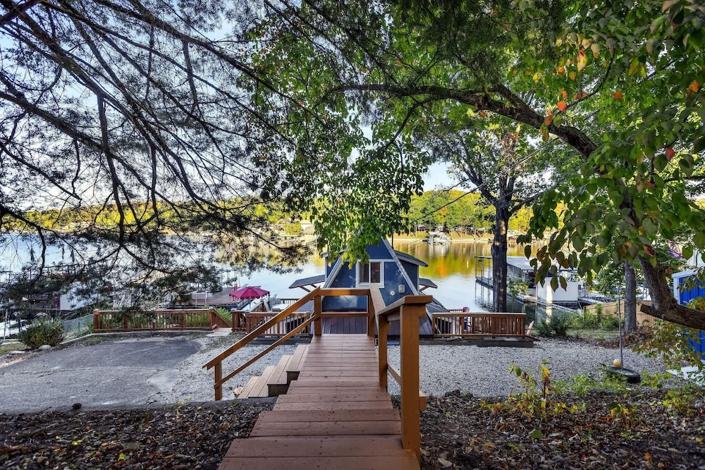 Sunrise Oasis - Enjoy Lakefront Living
