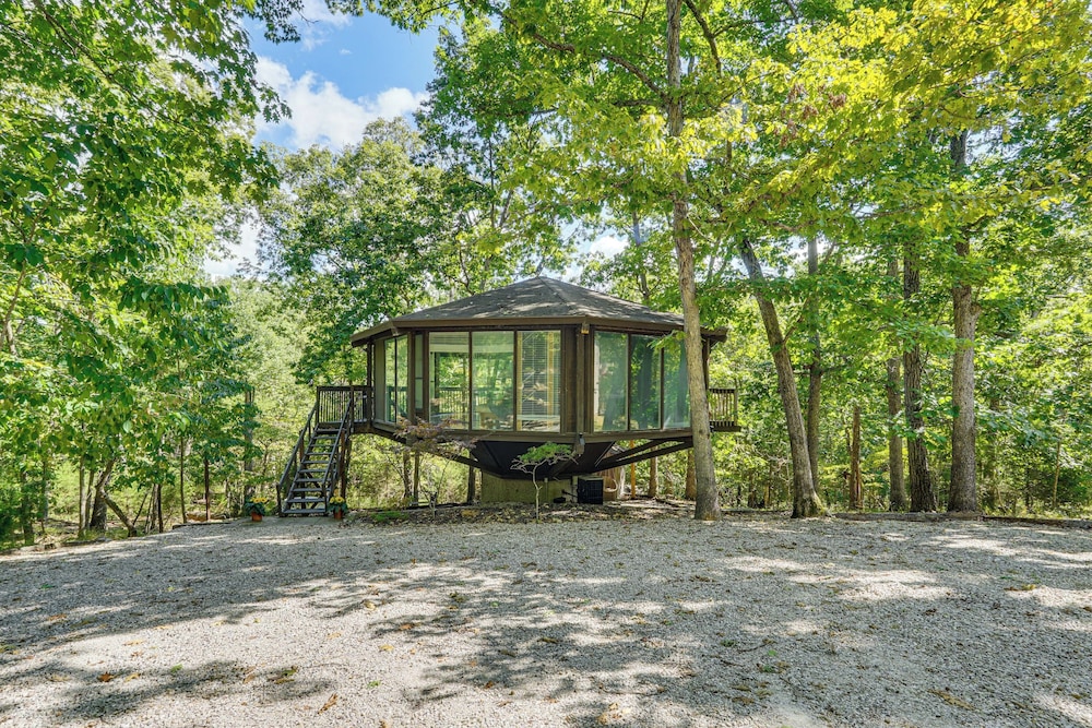 Unique Treehouse Hideaway Near Lake of the Ozarks