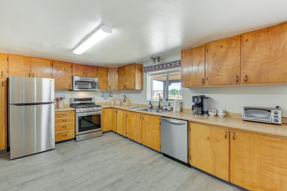Valdez Home w/ Mountain Views, 11 Mi to Skiing!