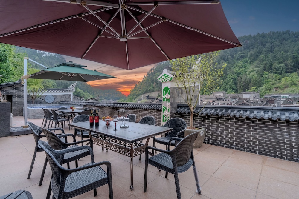 Fenghuang Yiquan River View B&B