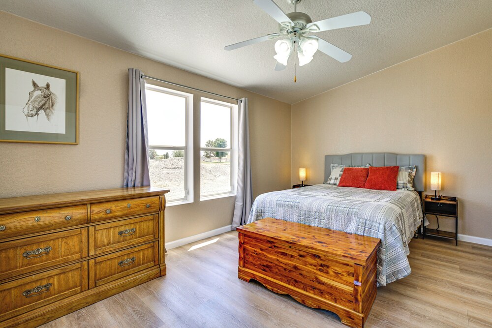 6 Mi to Downtown Pahrump: Scenic Desert Retreat