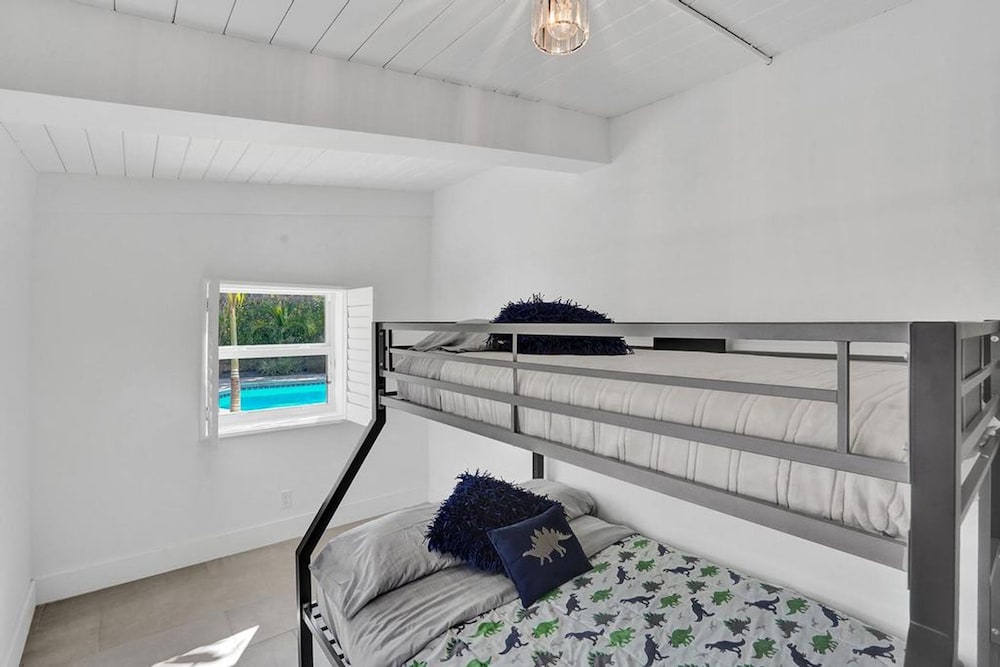 New Pool House 3-bedroom Home Victoria Park