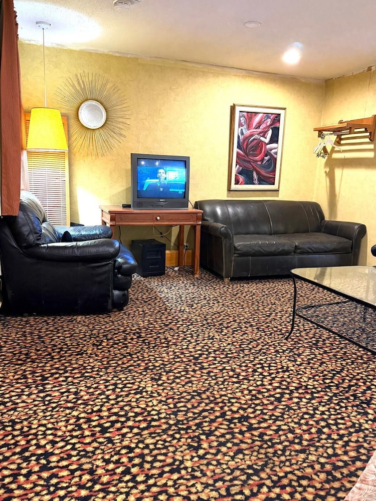 Rocky Mountain Lodge & Suites