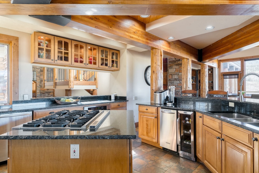 Summit County Vacations - Topaz Estate by Avantstay Luxe Home, Pool View - Property Image 15