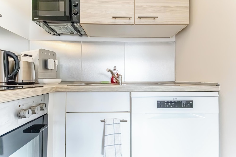 Stylish 1BR 1LR Vienna Center Homes