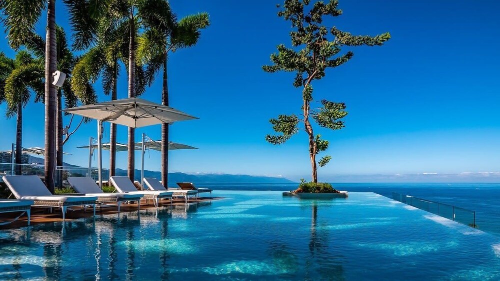 Stylish King-bed Unit - Pool - Ocean View - Gym