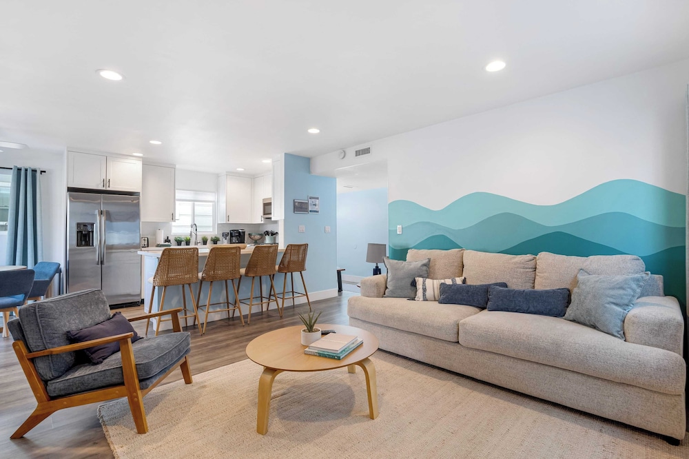 Steps to Sand! 2 Homes in 1 Sleeps 19, Outdoor Space, Walk to Shops & Dining