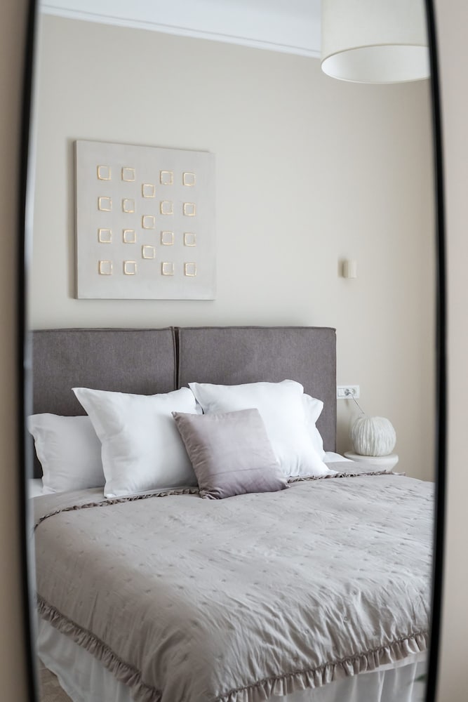 Elegant 3BR Retreat - Steps Away Cismigiu Gardens