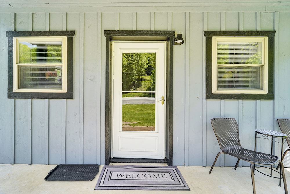 2 Mi to Main Street: Cozy Cabin in Monterey!