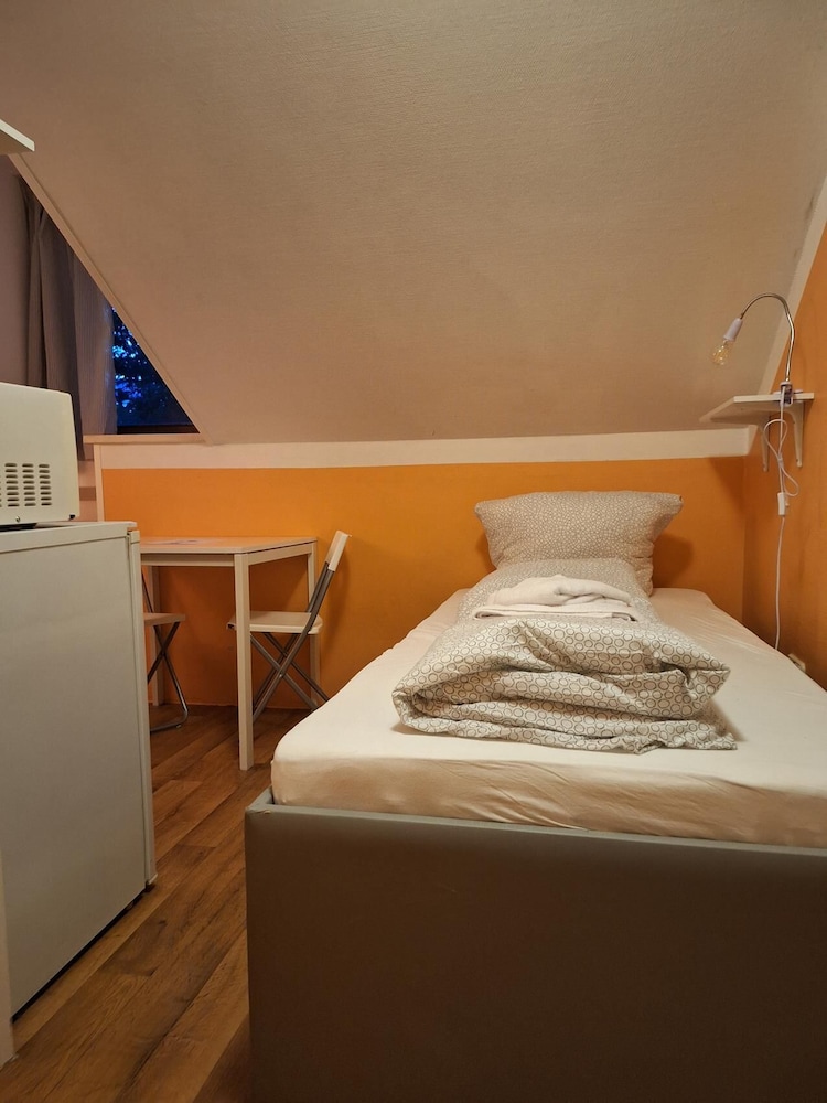 2-Rent Group Hostel Rooms AUB162