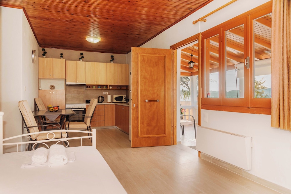 Sea Breeze Oasis-Tranquil Coastal Escape