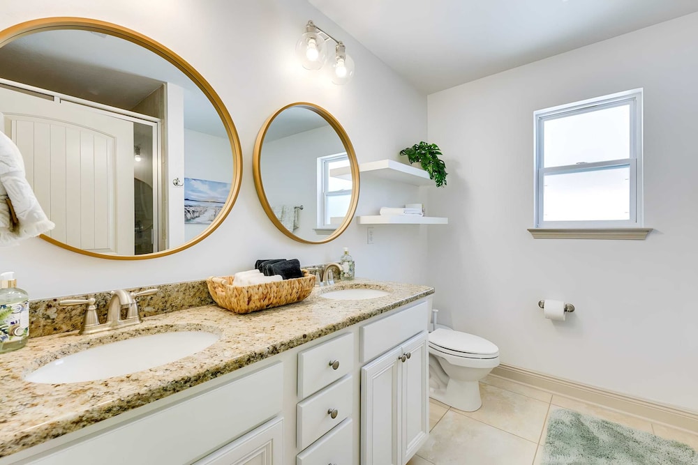Salty Rose Inn by Avantstay Inlet Beach Home w/ Porch, Firepit & Pool Access