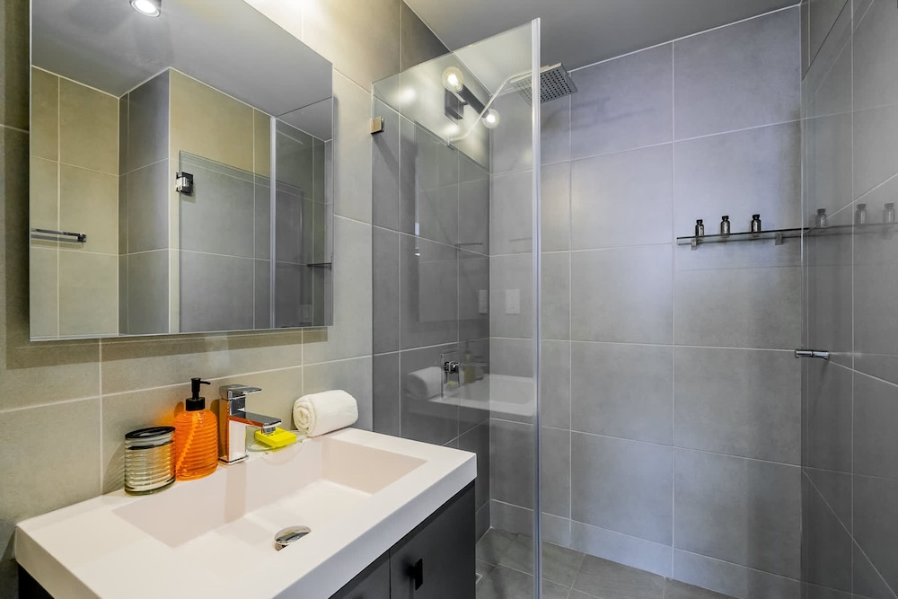 w Majestic 1BR w Great Pool in Centriqo