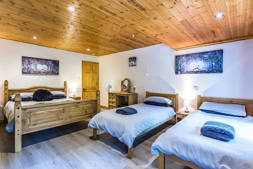 Snowdonia-3bedroom-2 Bathroom-petfriendly-garden view 2
