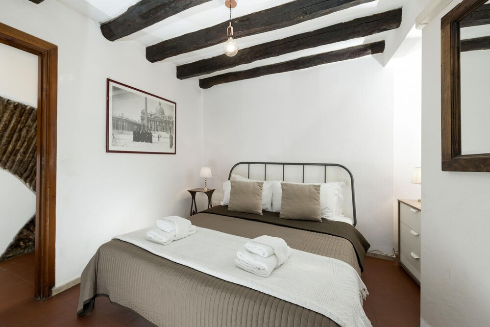 Diana in Pantheon Apartment