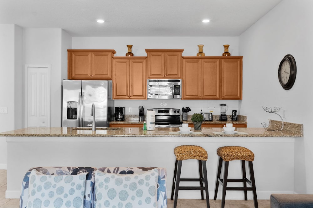 4BR Townhome With Pool at Storey Lake