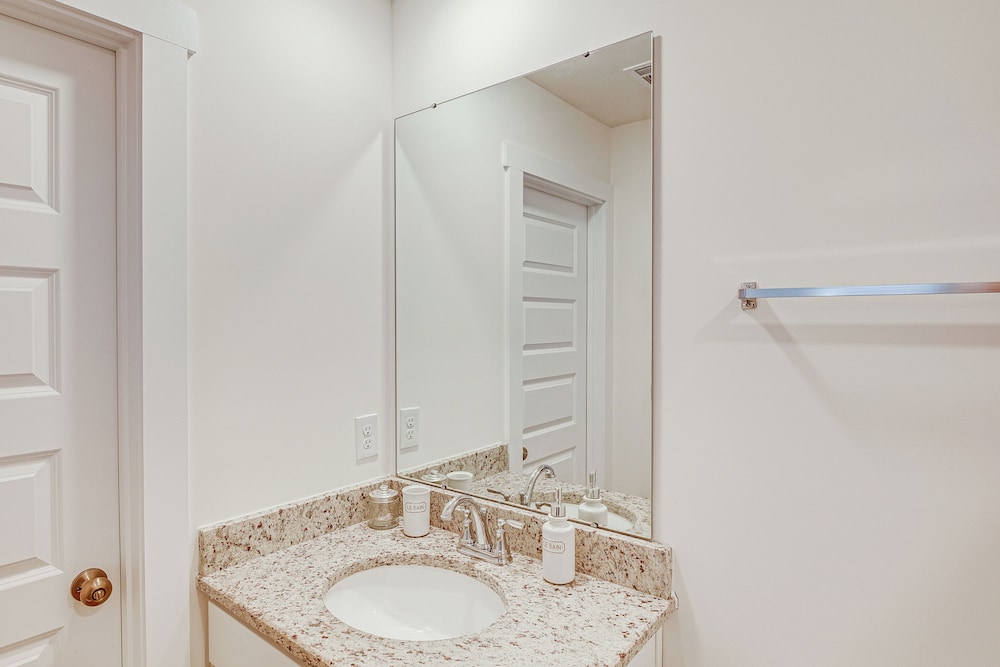 15 Mi to Dtwn Huntsville: Newly Built Home!