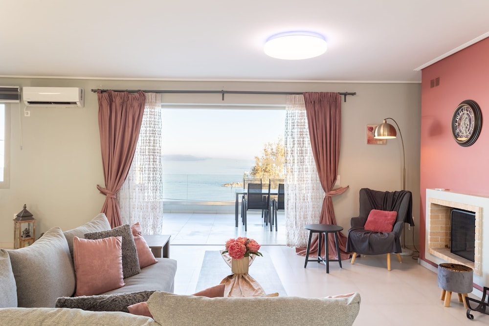 Beachfront Artemida Retreat - Peony Seabreeze Gem