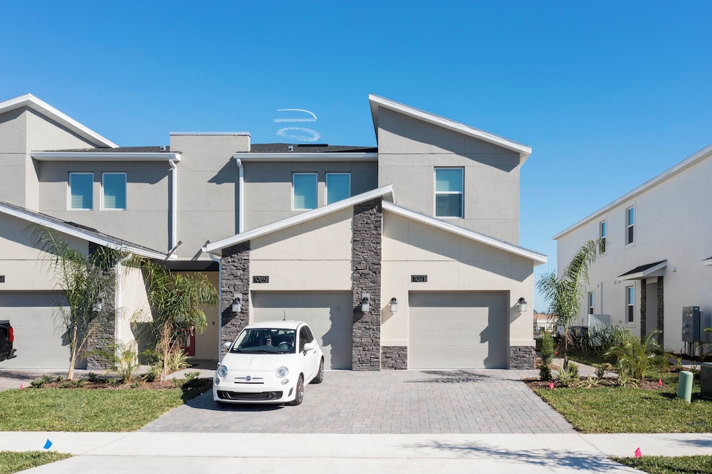 Hotel Luxury 2 Bd Close to Disney Champions Gate 1071 - Image 1