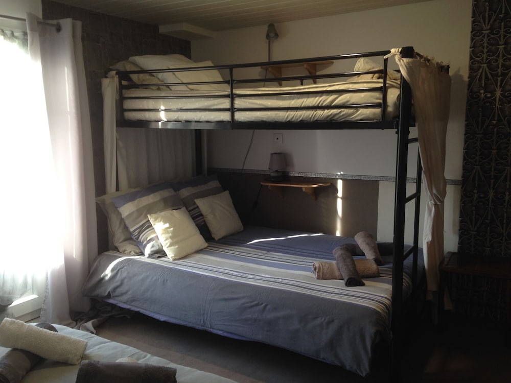 Chambres d'Hotes Hola en Laval — hotel room
