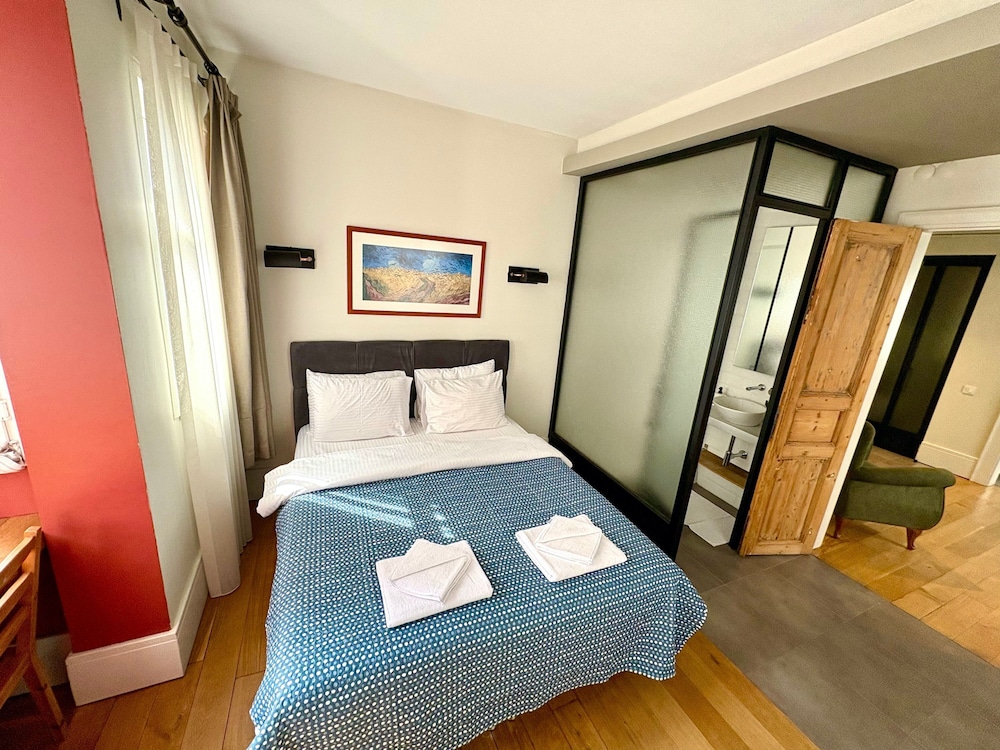 Galata Port Flats Chakra 3