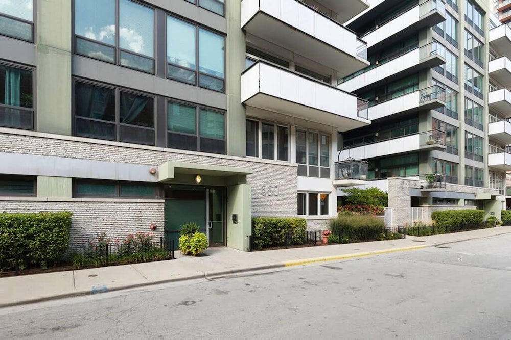 Sleek 2 Bed 2 Bath Condo in Trendy Fulton Market