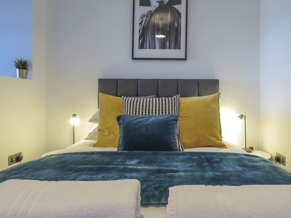 Tudors eSuites Birmingham Apartments Jewellery Quarter view 4