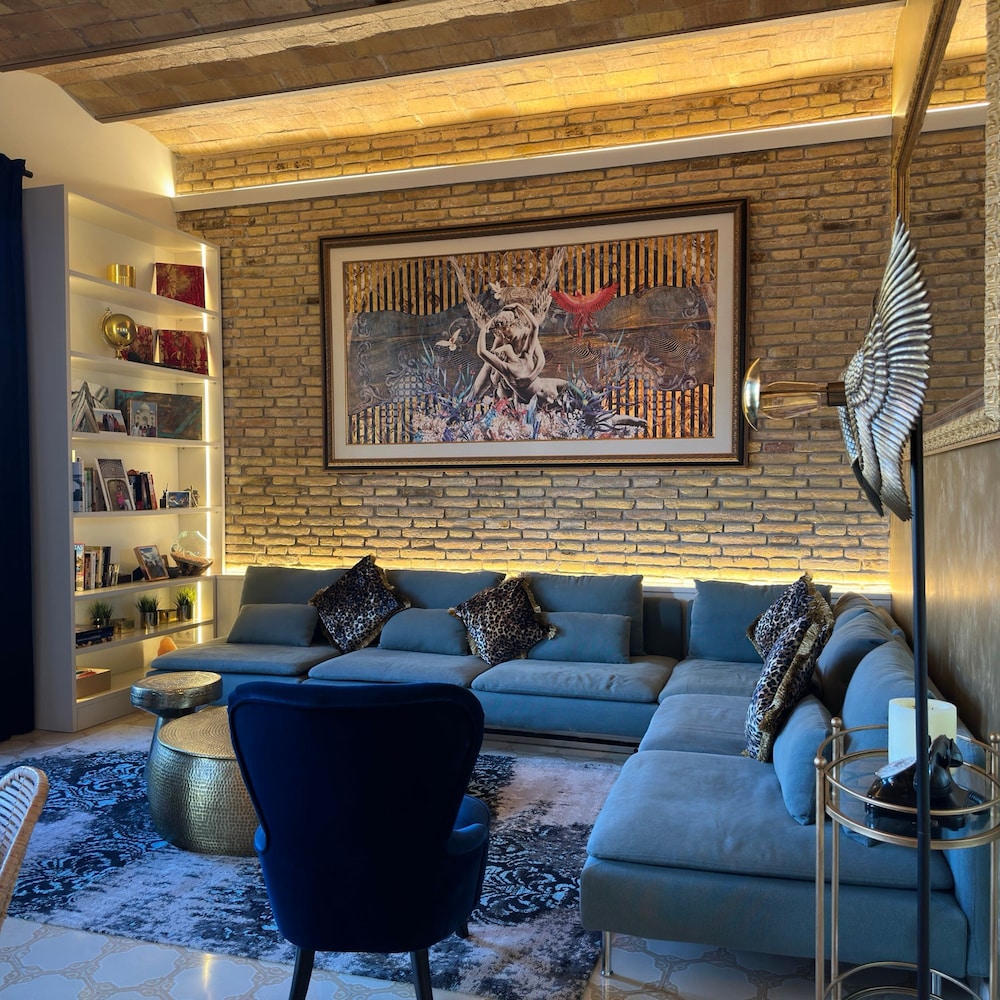 The Avenue 2BR Luxury Unit in Diagonal Ave