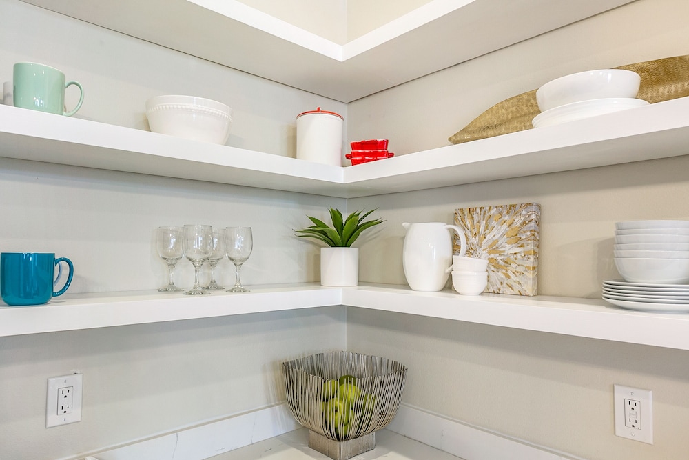 Hosteeva 3BR Steps to St. Charles Ave - Image 2