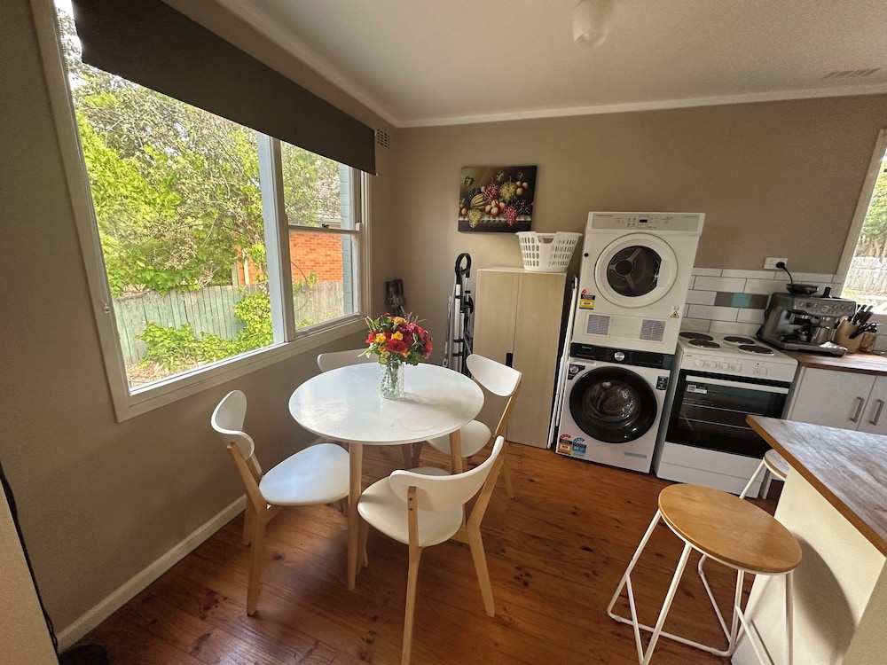 Charming 3 Bedroom Home in Garran, Perfect for Families and Groups