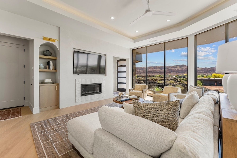 Black Desert Retreat 4 Bedroom Home