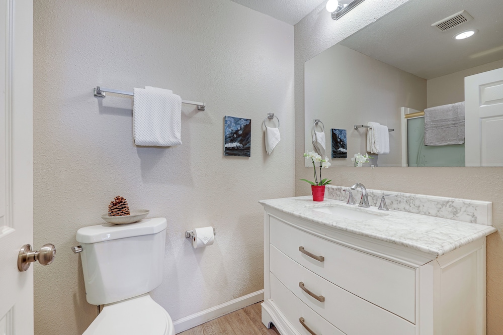 2 Mi to Beaches: Condo w/ Patio in Port Hueneme!
