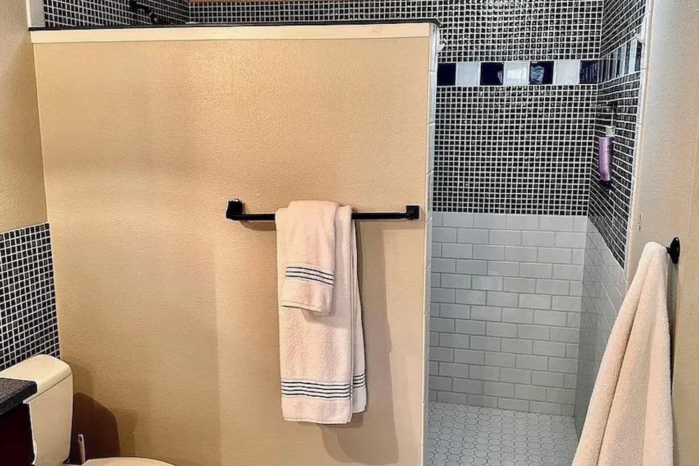 2BR Updated Dtwn Condo: Streaming, Patio, W & D
