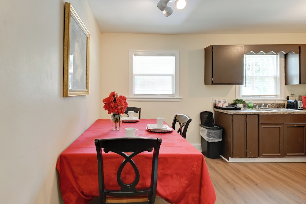 5 Mi to Uptown: Charlotte Hideaway w/ Yard