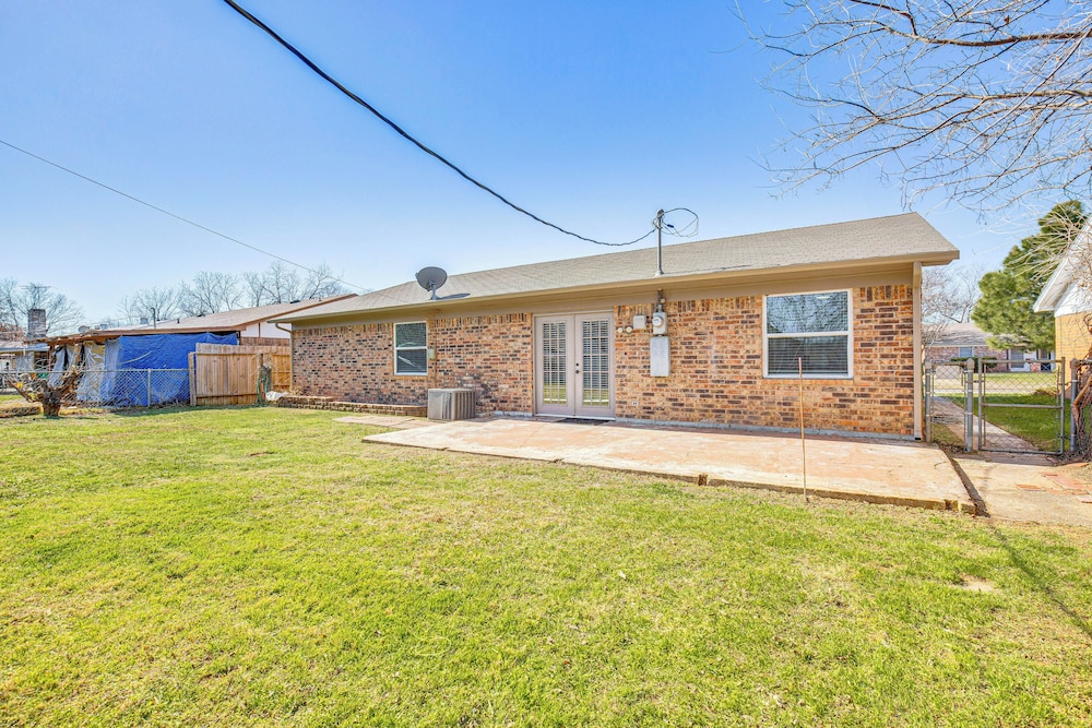 5 Mi to Fort Worth Stockyards: Home w/ Yard!