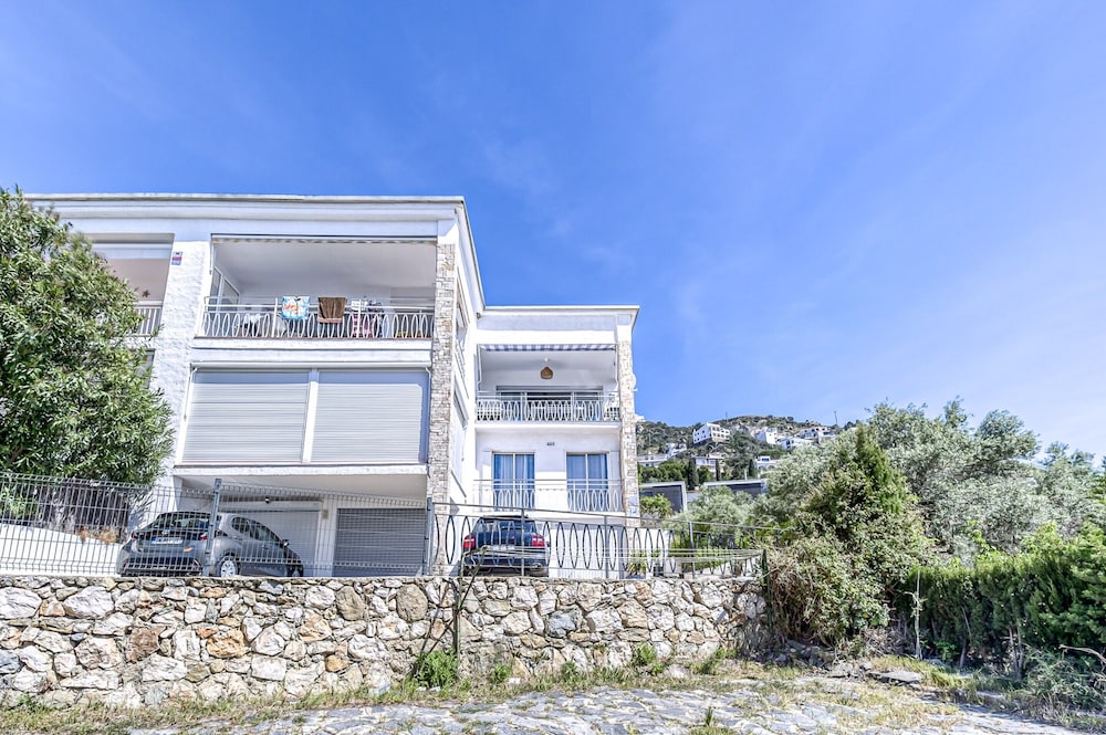 Apartment in Roses Near Platja Dels Palangrers