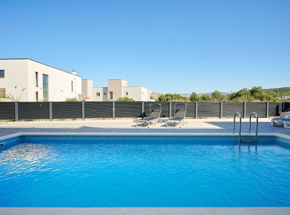 Exclusive Okrug Gornji Apartment With Shared Pool