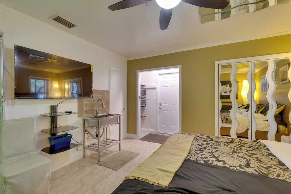 Lakefront Getaway w/ Dock Near Las Olas Beach
