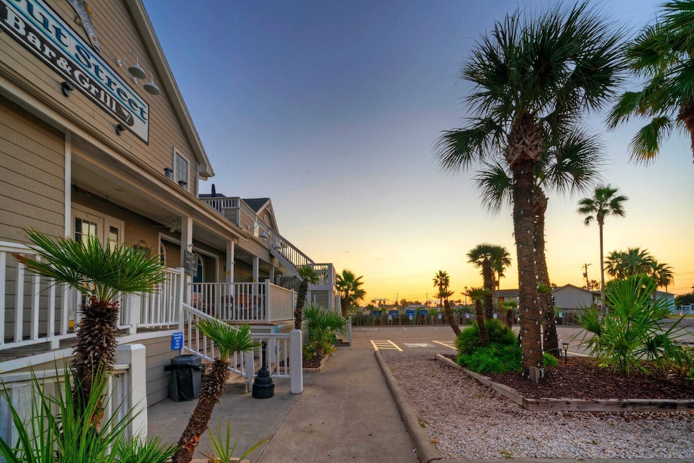 Sailfish & Dolphin Buyout by Avantstay 2 Units, Marina Front + View, Patio
