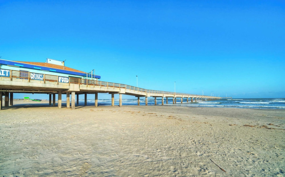 Sleeps 20 2 Modern Homes w/ Private Pool, Deck+patio 3-min Walk to the Beach