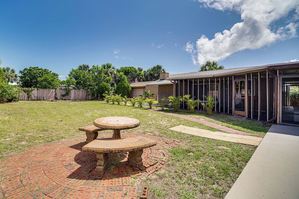 Walk to Beach & Eats: Modern Indialantic Apt