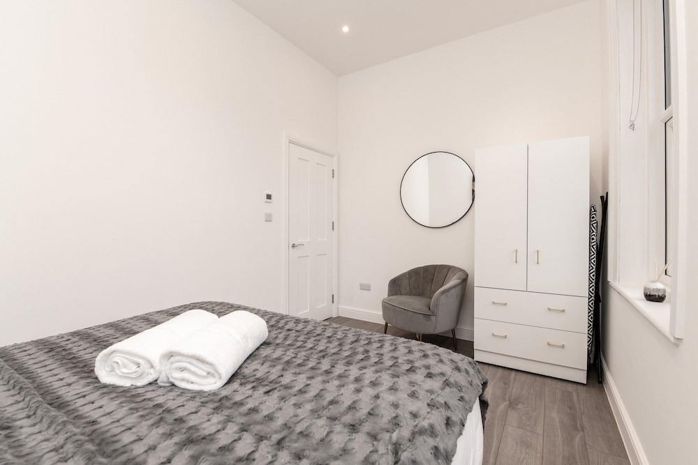 Woodside Park 3 Bedroom Apt with Parking