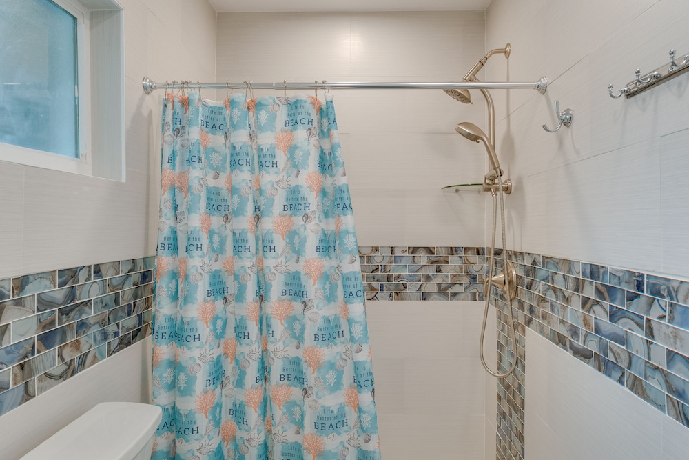 Sarasota Home w/ Pool: 4 Mi to Siesta Key Beach!