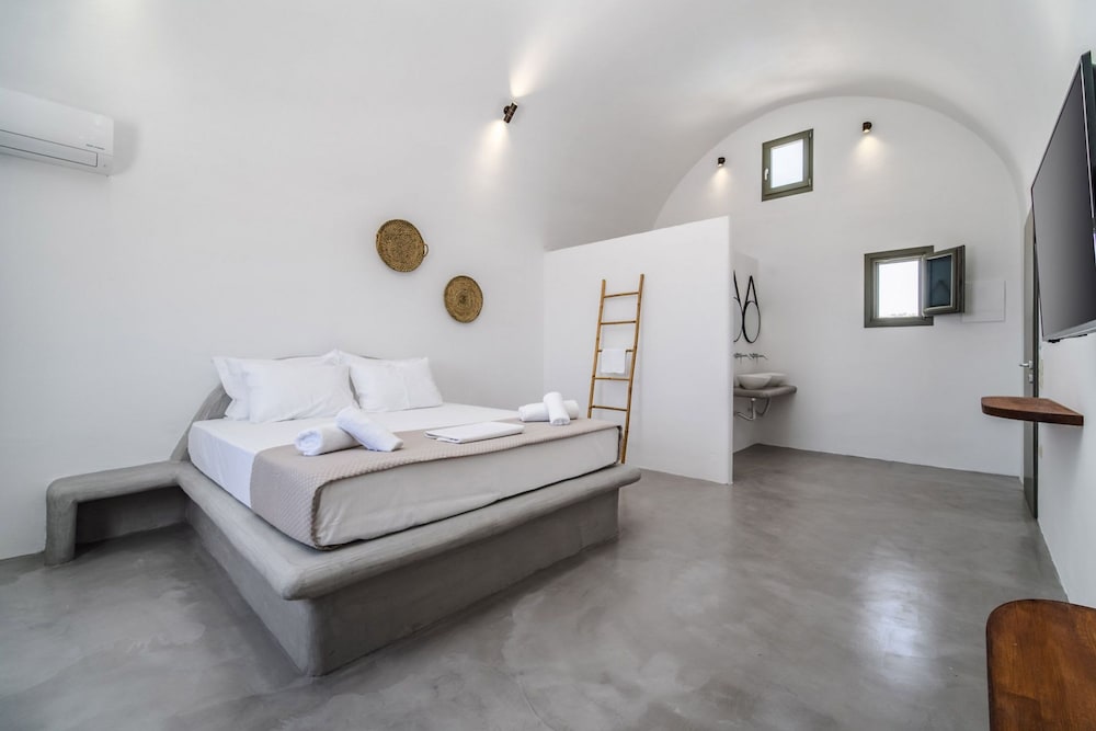 Amethyst Luxury Suites - Oia Junior Suite
